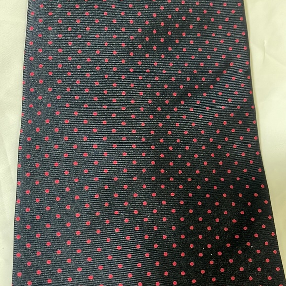 Bert Pulitzer mens navy and red polka dot tie, like new condition 3.5”W by 57”L - Picture 6 of 7